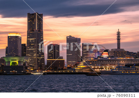 日本の横浜都市景観 横浜みなとみらい新風景。夕焼けに映える飛鳥Ⅱやロイヤルウイング(飛鳥Ⅱの手前に) 日本の横浜都市景観 横浜みなとみらい新風景。夕焼けに映える飛鳥Ⅱやロイヤルウイング(飛鳥Ⅱの手前に) 76090311