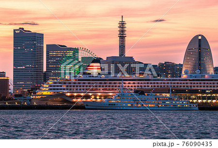 日本の横浜都市景観　横浜みなとみらい新風景。夕焼けに映える飛鳥Ⅱやロイヤルウイング（飛鳥Ⅱの手前に） 76090435