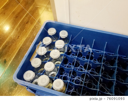 銭湯上がりの瓶の飲み物 76091093