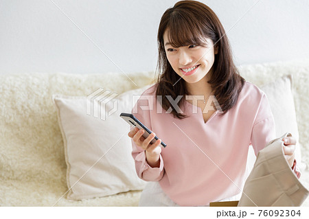 通販をする女性 76092304