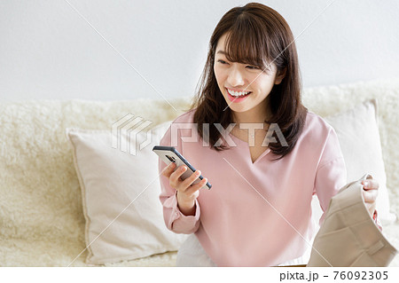 通販をする女性 通販をする女性 76092305