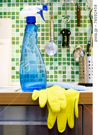 Kitchen cleaning 76092459