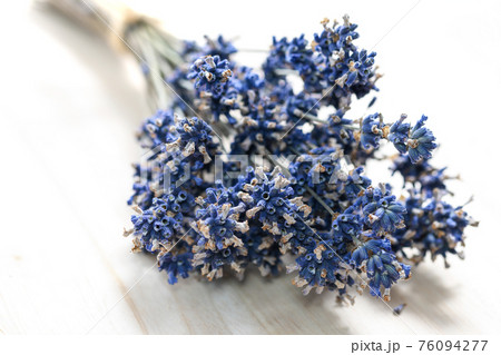 Bouquet of dried lavender flowers tied with a burlap twine on a wooden table in close-up Bouquet of dried lavender flowers tied with a burlap twine on a wooden table in close-up 76094277