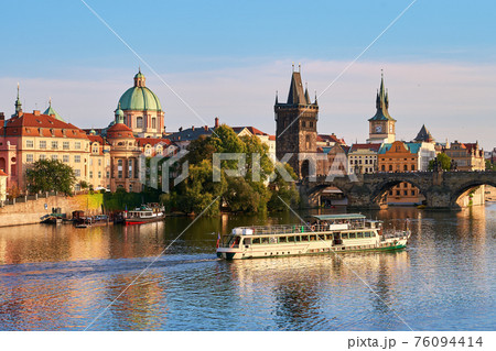 Charles bridge crossing Vltava river in Prague, Czech Republic 76094414