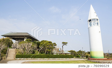 湘南三浦半島の最南端神奈川県三浦市城ヶ島の春の灯台 76096029