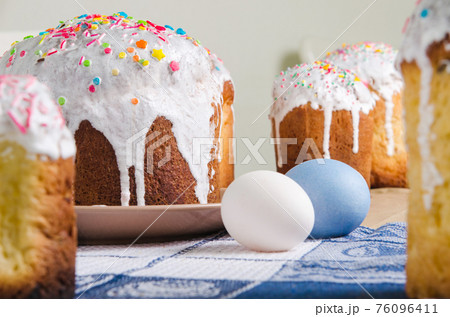 Festive Easter cakes with decorations and easter eggs 76096411