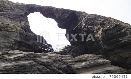 湘南三浦半島の最南端神奈川県三浦市城ヶ島の馬の背洞門 76096431