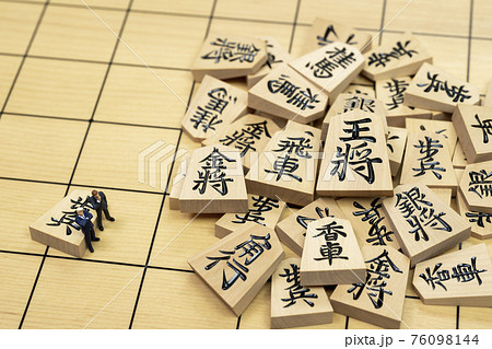 将棋の駒とミニチュアのビジネスマン 76098144