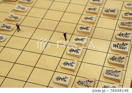 将棋の駒とミニチュアのビジネスマン 76098146