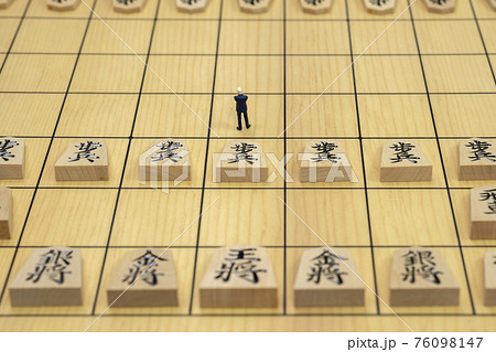 将棋の駒とミニチュアのビジネスマン 将棋の駒とミニチュアのビジネスマン 76098147