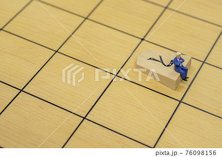 歩兵とミニチュアのビジネスマン 76098156