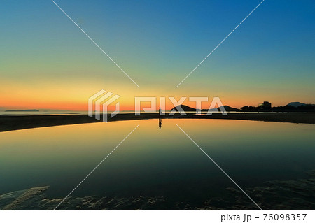 【香川県】父母ヶ浜(ちちぶがはま)の夕景 76098357