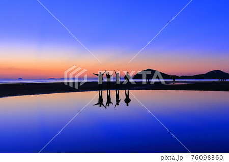 【香川県】父母ヶ浜(ちちぶがはま)の夜景 【香川県】父母ヶ浜(ちちぶがはま)の夜景 76098360