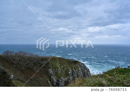 龍飛岬から見下ろす大荒れの津軽海峡の情景＠青森 76098733