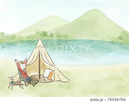 自然の中でソロキャンプを楽しむ女性 76098760
