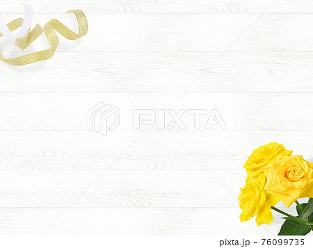 白い木目と黄色いバラの背景 76099735