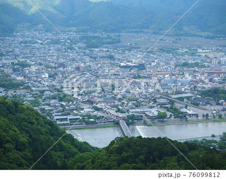 京都嵐山近くの松尾山からの渡月橋 76099812