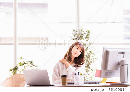 体調が優れないデスクワーク中の女性 体調が優れないデスクワーク中の女性 76100014