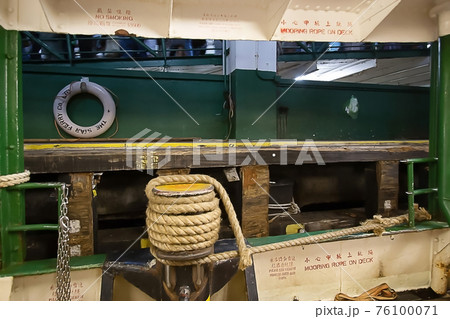 8 oct 2006 the inside a Star Ferry boat in Hong Kong 76100071