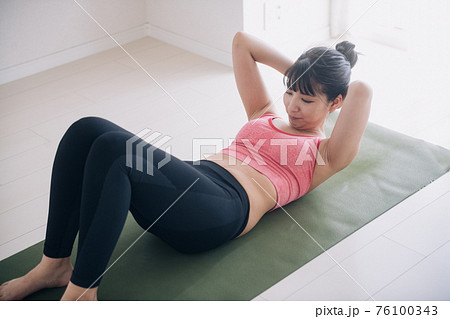 筋トレ・腹筋・ダイエットをする女性イメージ 筋トレ・腹筋・ダイエットをする女性イメージ 76100343