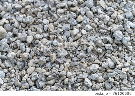 ダンプから降ろされた砂利・砕石 76100686