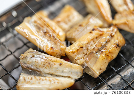 フグの炙り焼き　七輪で炭火焼き 76100838