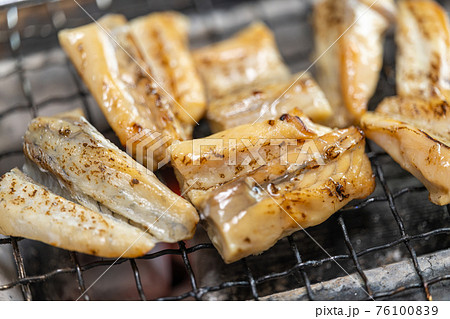 フグの炙り焼き　七輪で炭火焼き 76100839