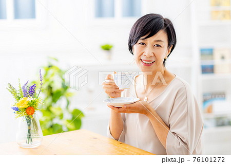 紅茶を飲むシニア女性の写真素材