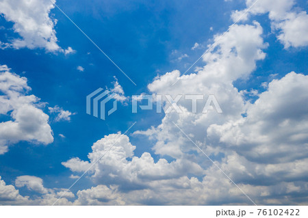White cumulus cloud and blue sky for backgrounds concept 76102422