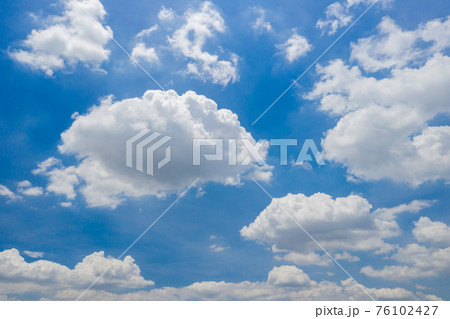 Beautiful morning sky with white clouds and natural daylight 76102427