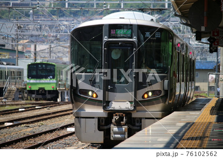 駅に停車中の227系 76102562