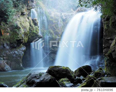 黄牛の滝　大分県竹田市にある豪快な滝 76104896