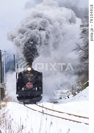 JR東日本　磐越西線　SLばんえつ物語号　雪景色煙もくもく 76104918