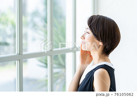 保湿を実感する女性。 保湿を実感する女性。 76105062