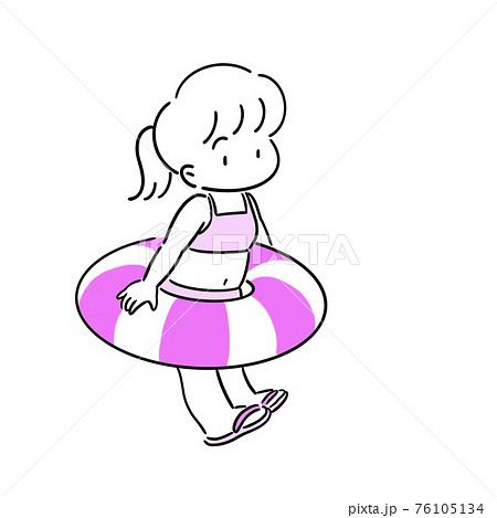 浮き輪をつけている水着の女の子 76105134