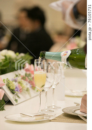 結婚式会場でシャンパンサーブの画像の写真素材 結婚式会場でシャンパンサーブの画像の写真素材