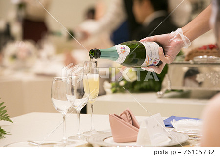 結婚式会場で手袋をして衛生面の配慮したシャンパンサーブの画像の写真素材 結婚式会場で手袋をして衛生面の配慮したシャンパンサーブの画像の写真素材