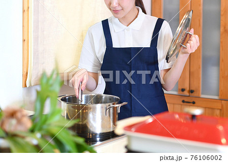 料理をするハウスキーパーの女性 料理をするハウスキーパーの女性 76106002