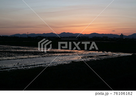 尾張平野から見る鈴鹿山脈の山,夕景 尾張平野から見る鈴鹿山脈の山,夕景 76106162