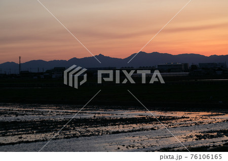 尾張平野から見る鈴鹿山脈の山,夕景 尾張平野から見る鈴鹿山脈の山,夕景 76106165