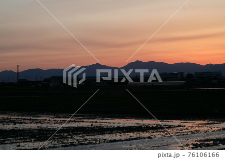 尾張平野から見る鈴鹿山脈の山,夕景 尾張平野から見る鈴鹿山脈の山,夕景 76106166