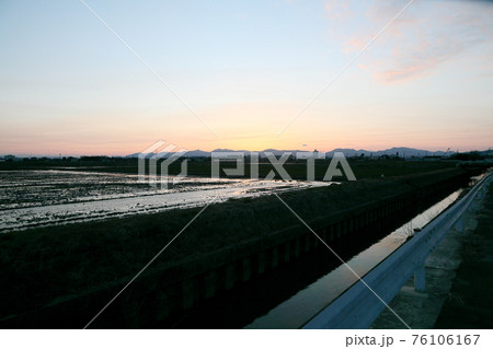 尾張平野から見る鈴鹿山脈の山,夕景 尾張平野から見る鈴鹿山脈の山,夕景 76106167