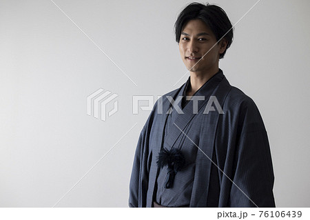 着物の若い男性 76106439