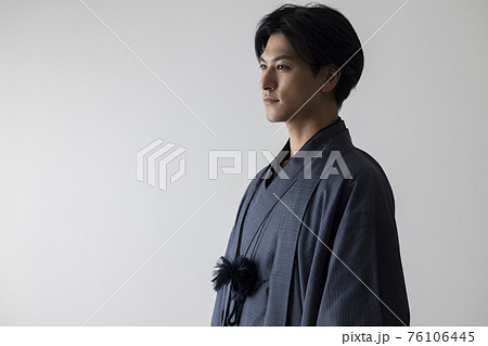 着物の若い男性 76106445