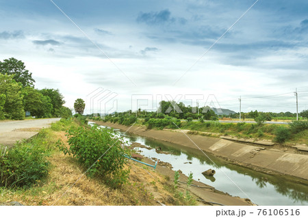 Irrigation canal in concrete wall  76106516