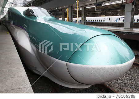東京駅に停車中の東北新幹線e5系の写真素材