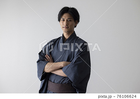着物の若い男性 76106624