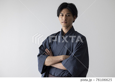 着物の若い男性 76106625