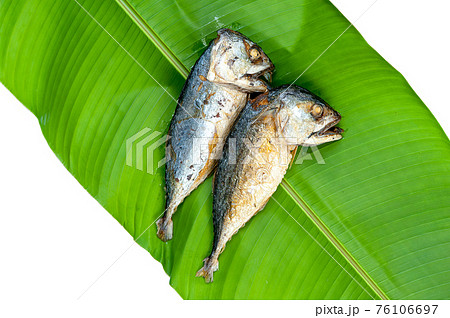 fried Mackerels with green leaf 76106697