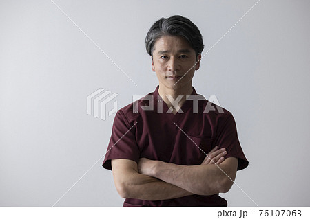 医師　ミドル　男性　スクラブ　 76107063